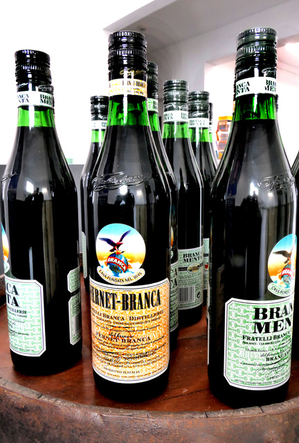 L’assortiment de bouteilles de Fernet-Branca en vente à la Fondation.